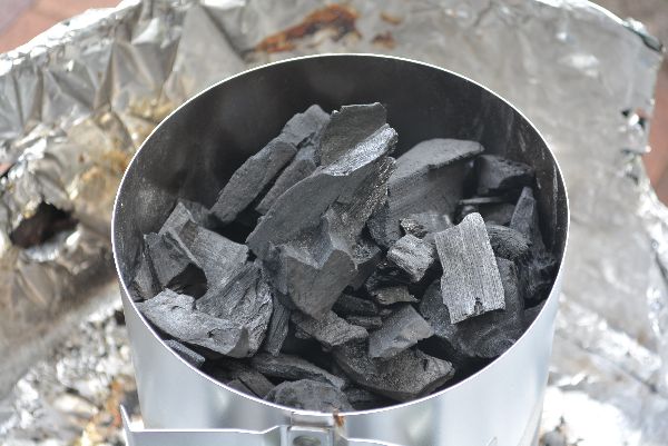 Weber Grillanzünder mit Kohle befüllt